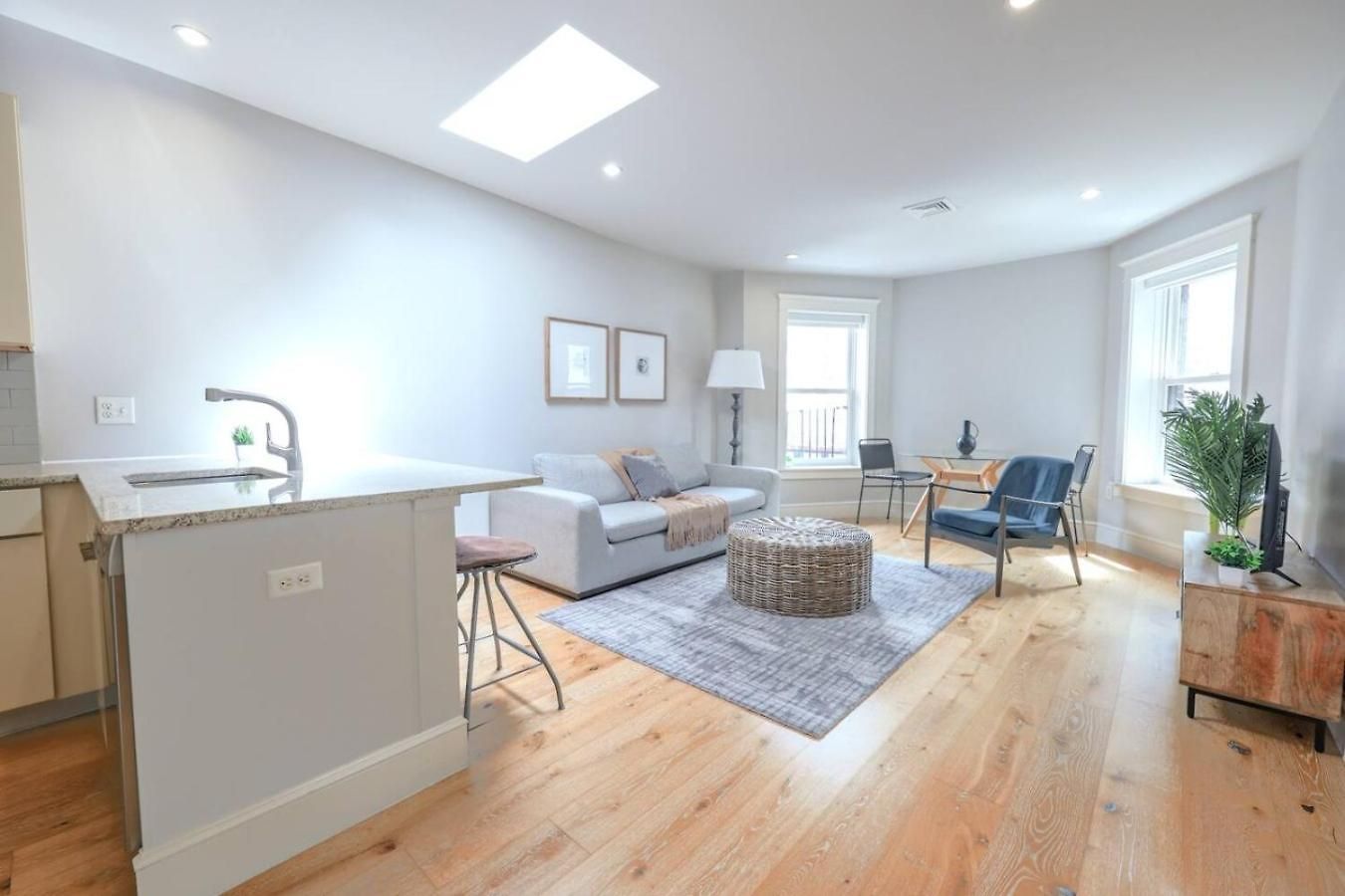Airy And Bright 1br Newbury St * Boston