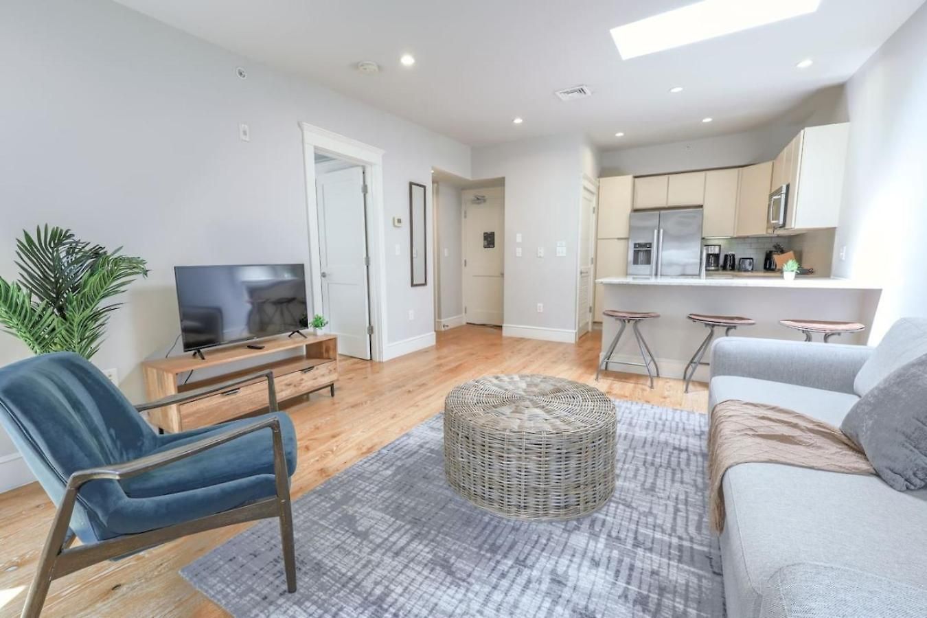Airy And Bright 1br Newbury St Apartment *