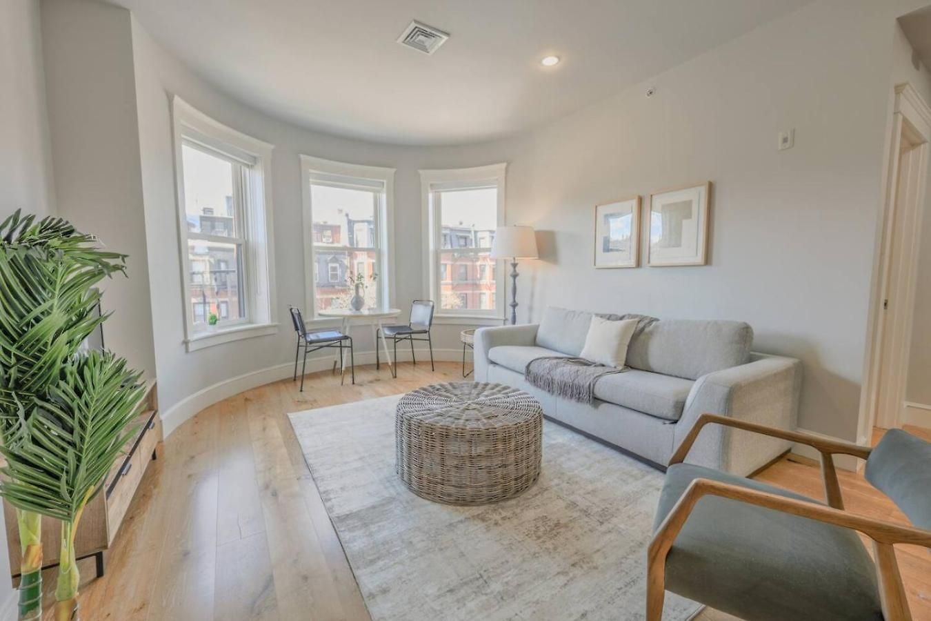 Prime Location Newbury Street 1br *