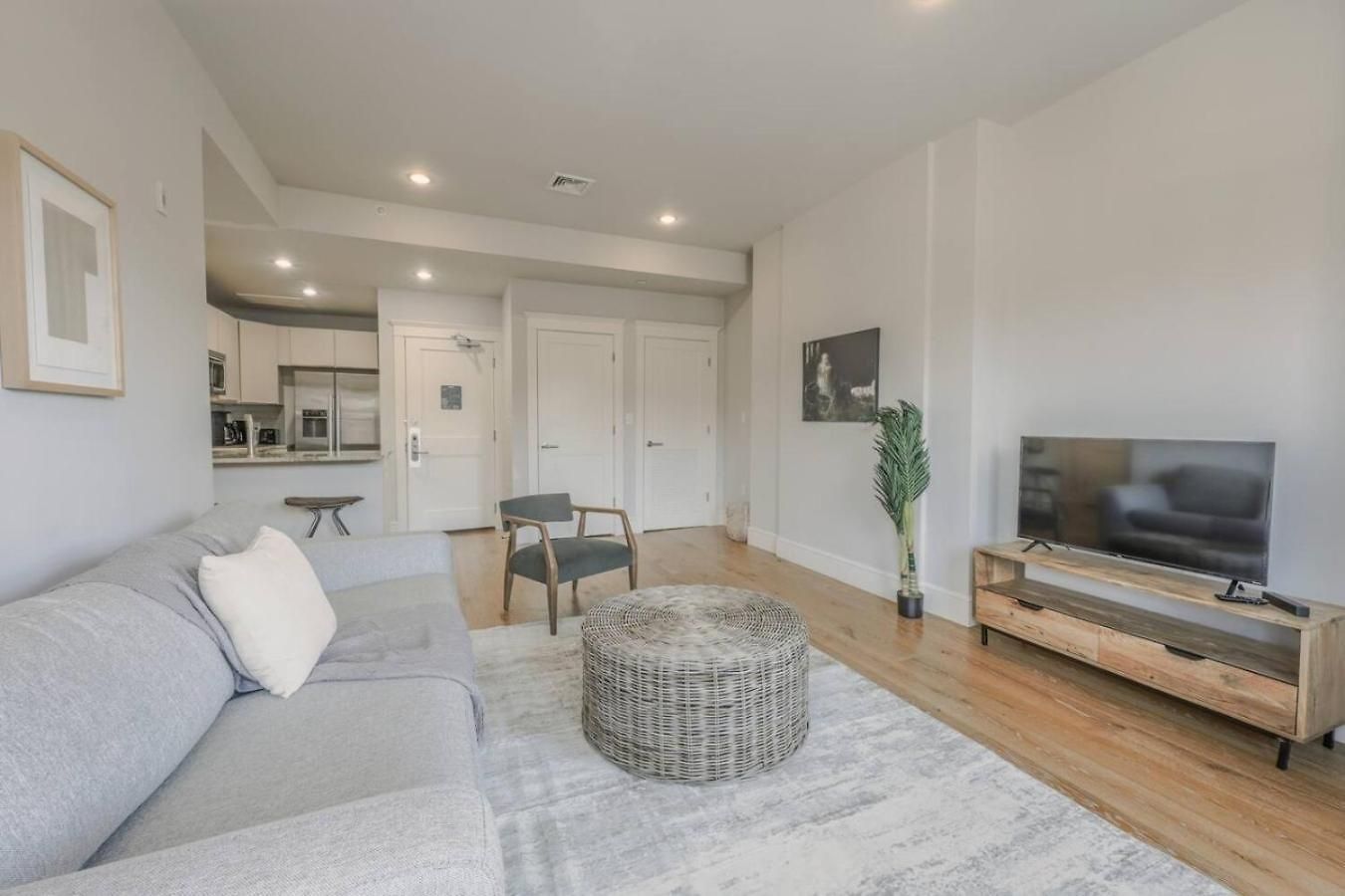 Prime Location Newbury Street 1br *