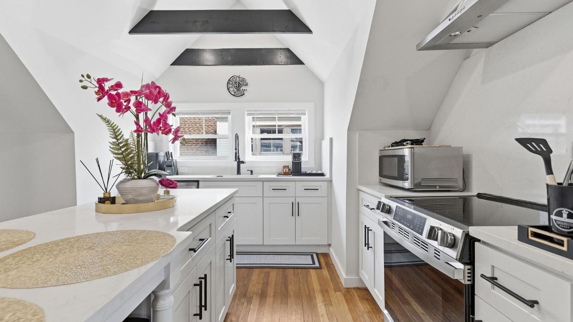 Bright And Spacious 3br Apt, Gated 2 Car Parking Apartment Boston