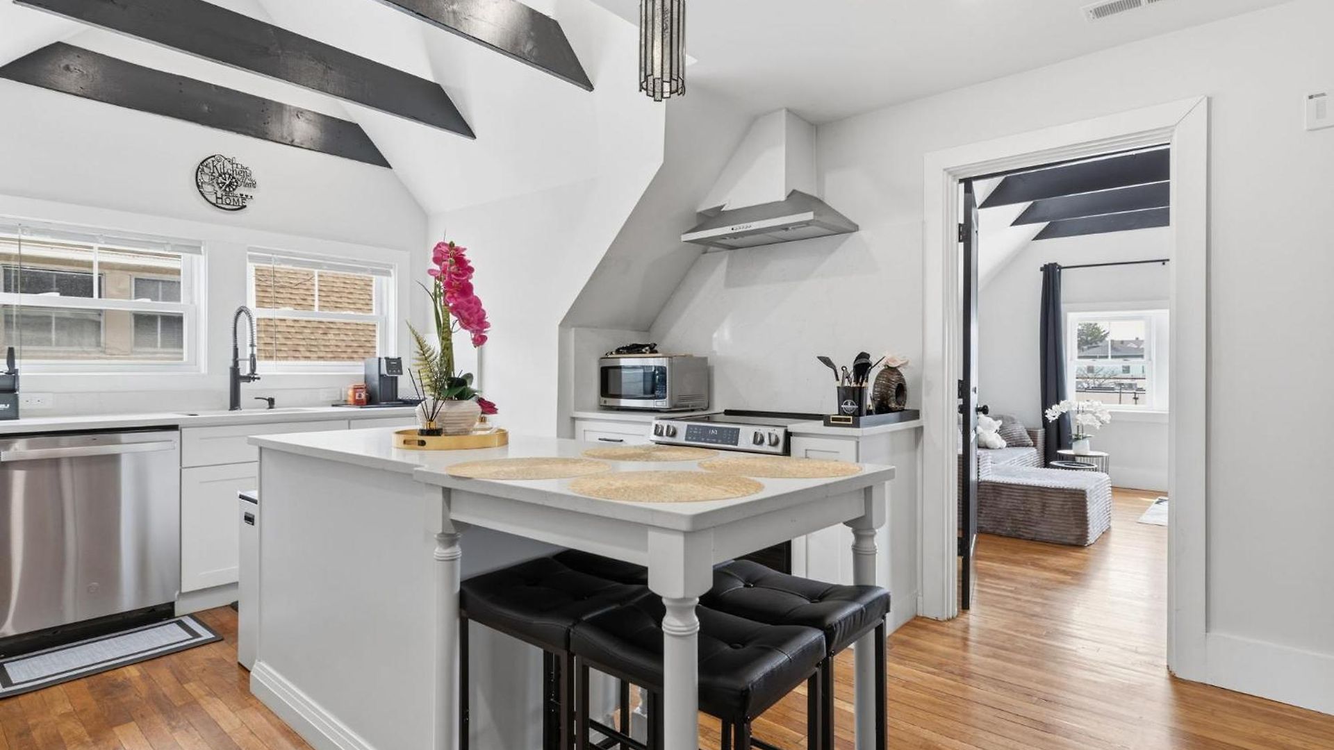 Bright And Spacious 3br Apt, Gated 2 Car Parking Apartment *