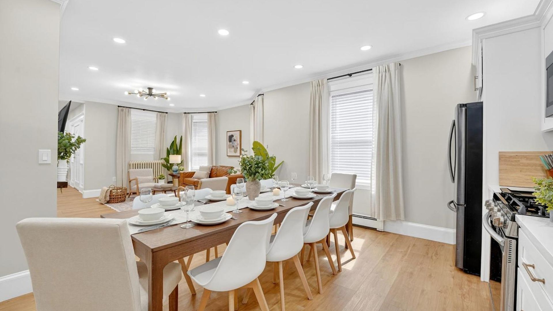 Spacious 5 Bedroom Near Train & Parking Apartment Boston