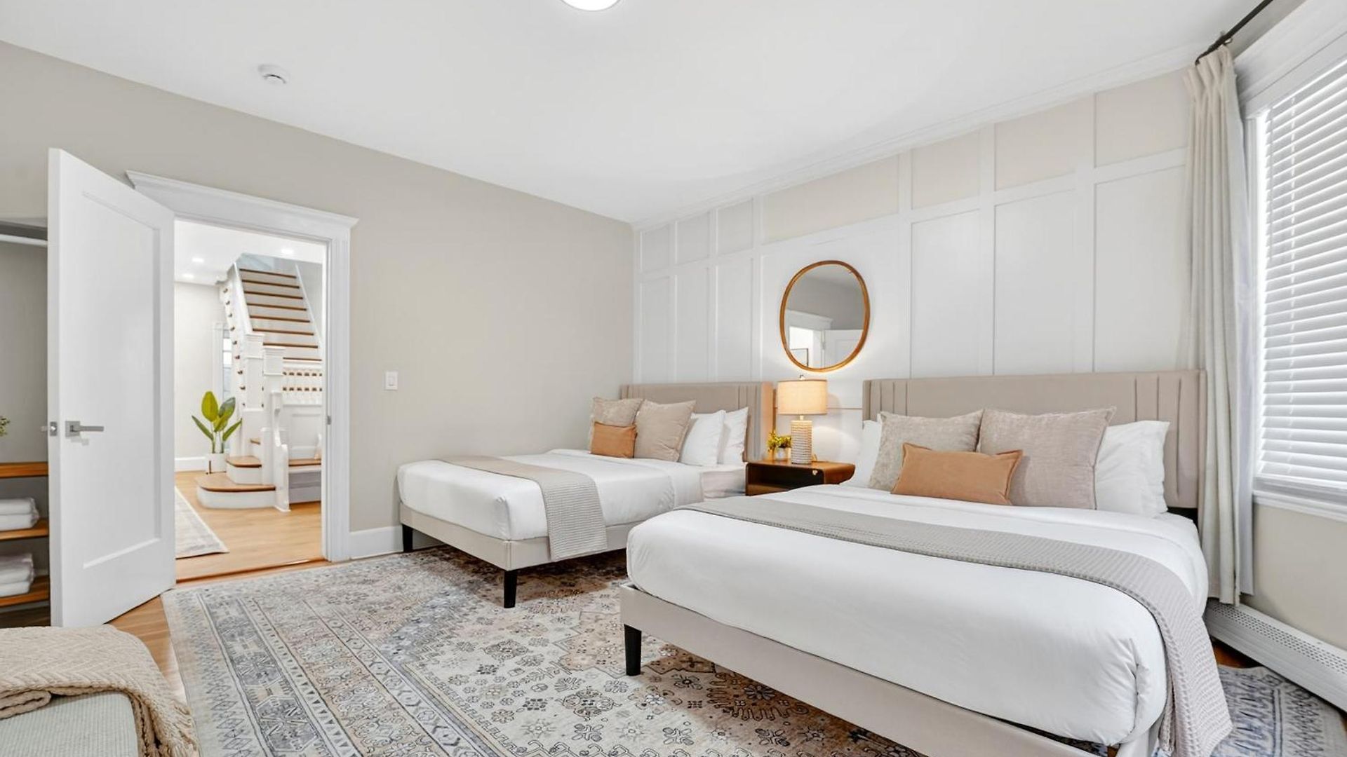 Apartment Spacious 5 Bedroom Near Train & Parking Boston