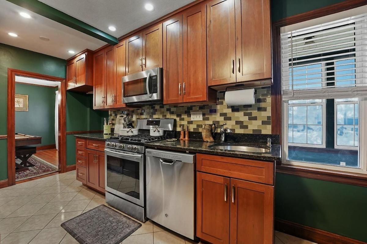 Charming 3br Garage Ev, Pool Table Apartment Boston
