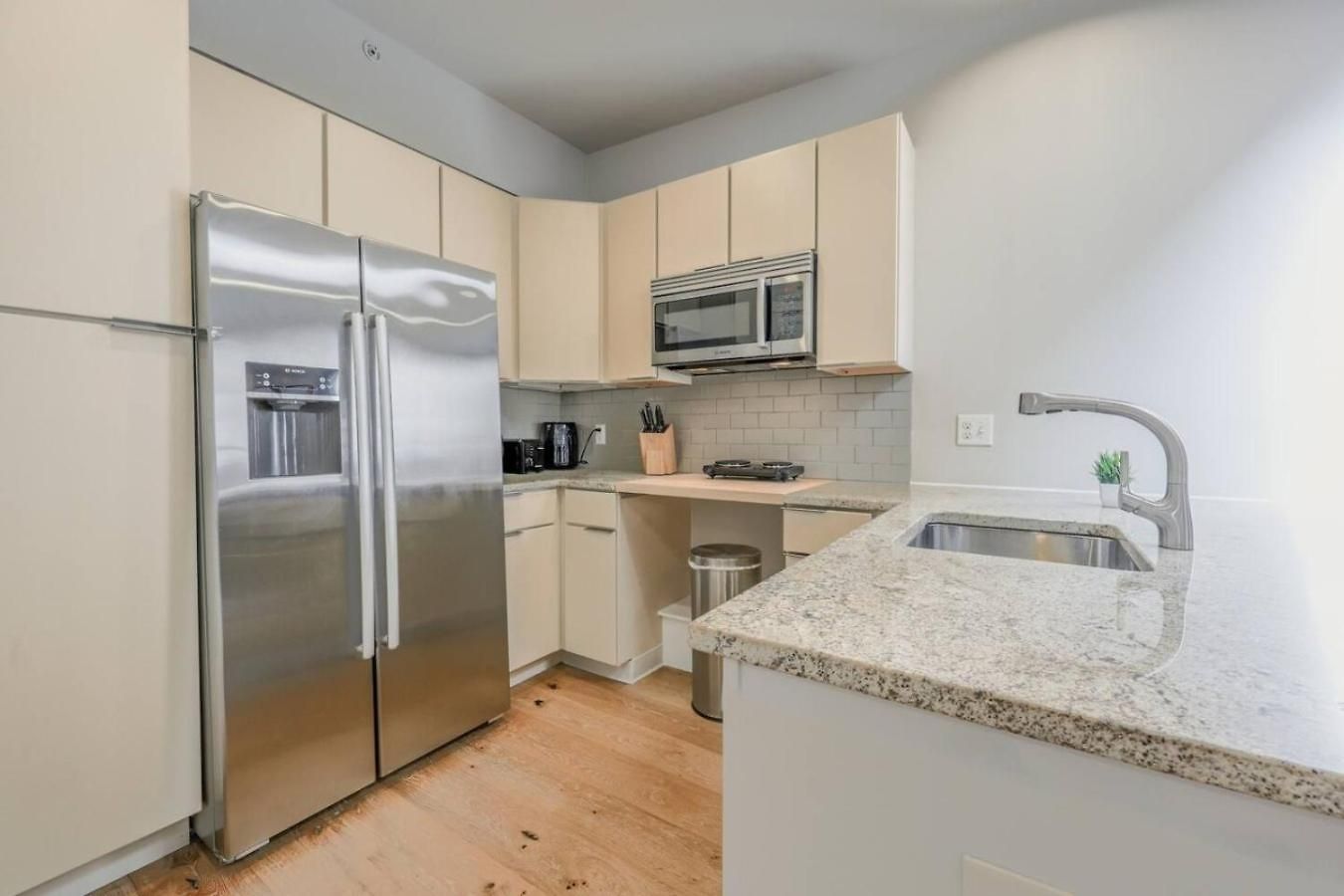 Airy And Bright 1br Newbury St