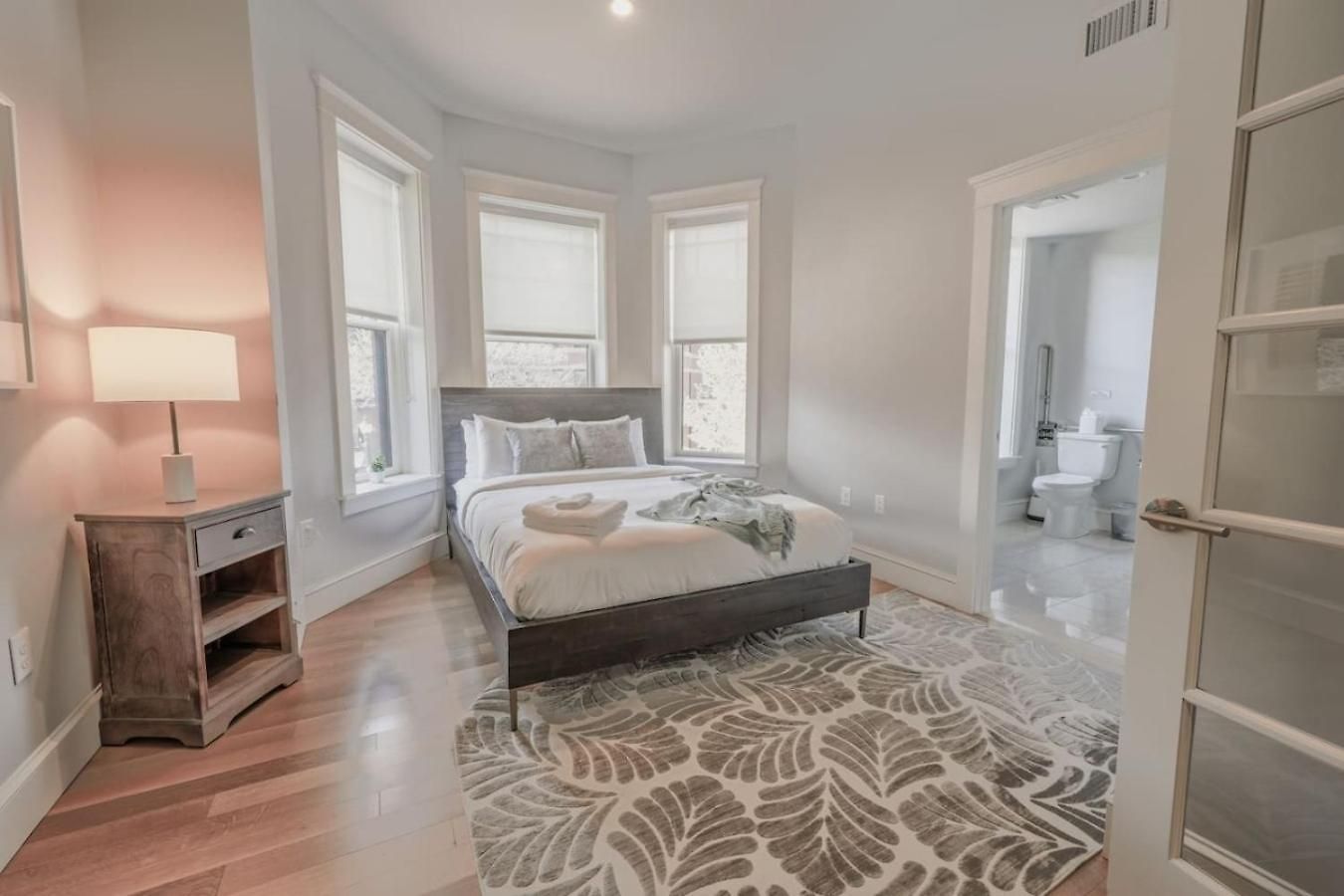 Bright Newbury Street 1 Bedroom Apartment *