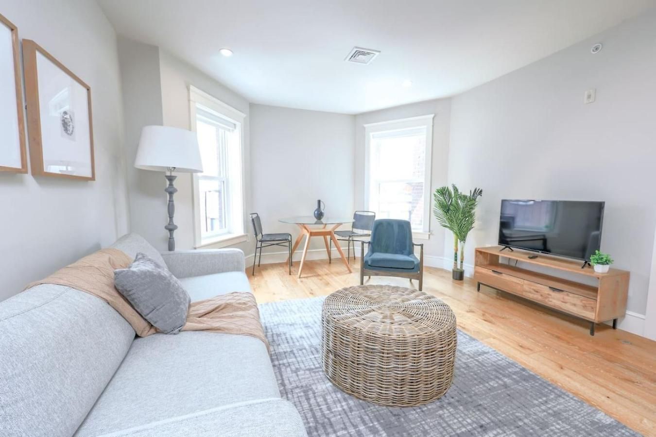 Airy And Bright 1br Newbury St