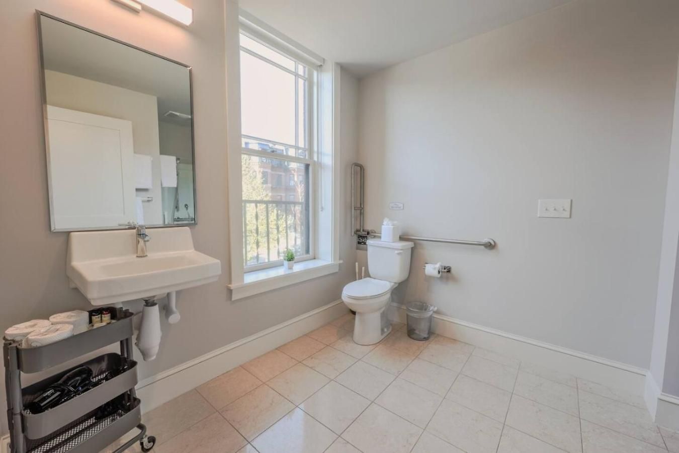 Bright Newbury Street 1 Bedroom Apartment