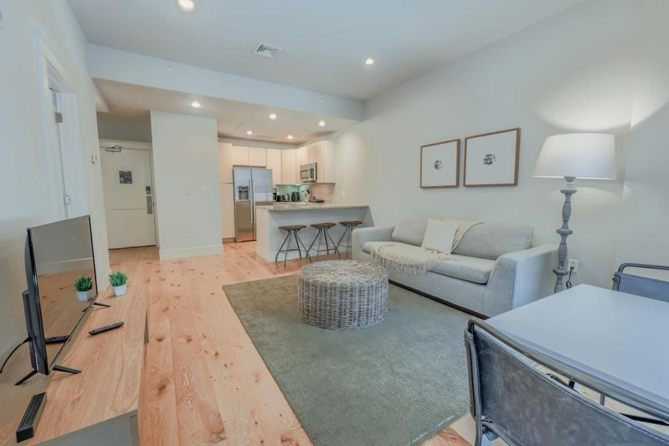 Apartment Sun-filled 1br Steps From Public Garden