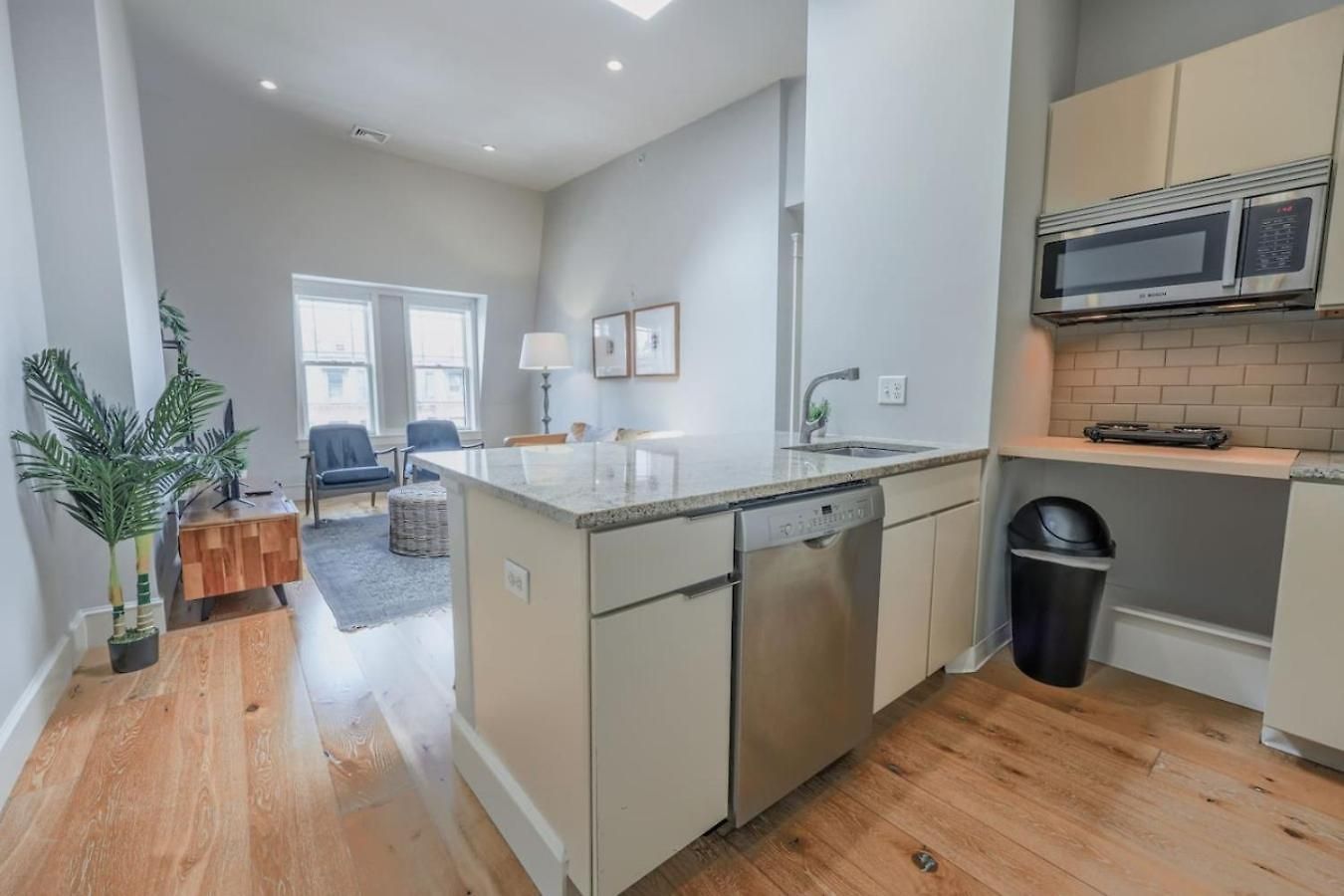 Unbeatable Location Newbury Street 1br Apartment *