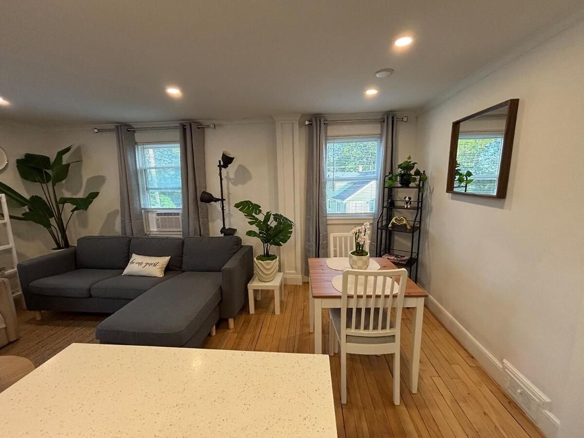 Modern 3 Bedroom With Parking In * Boston