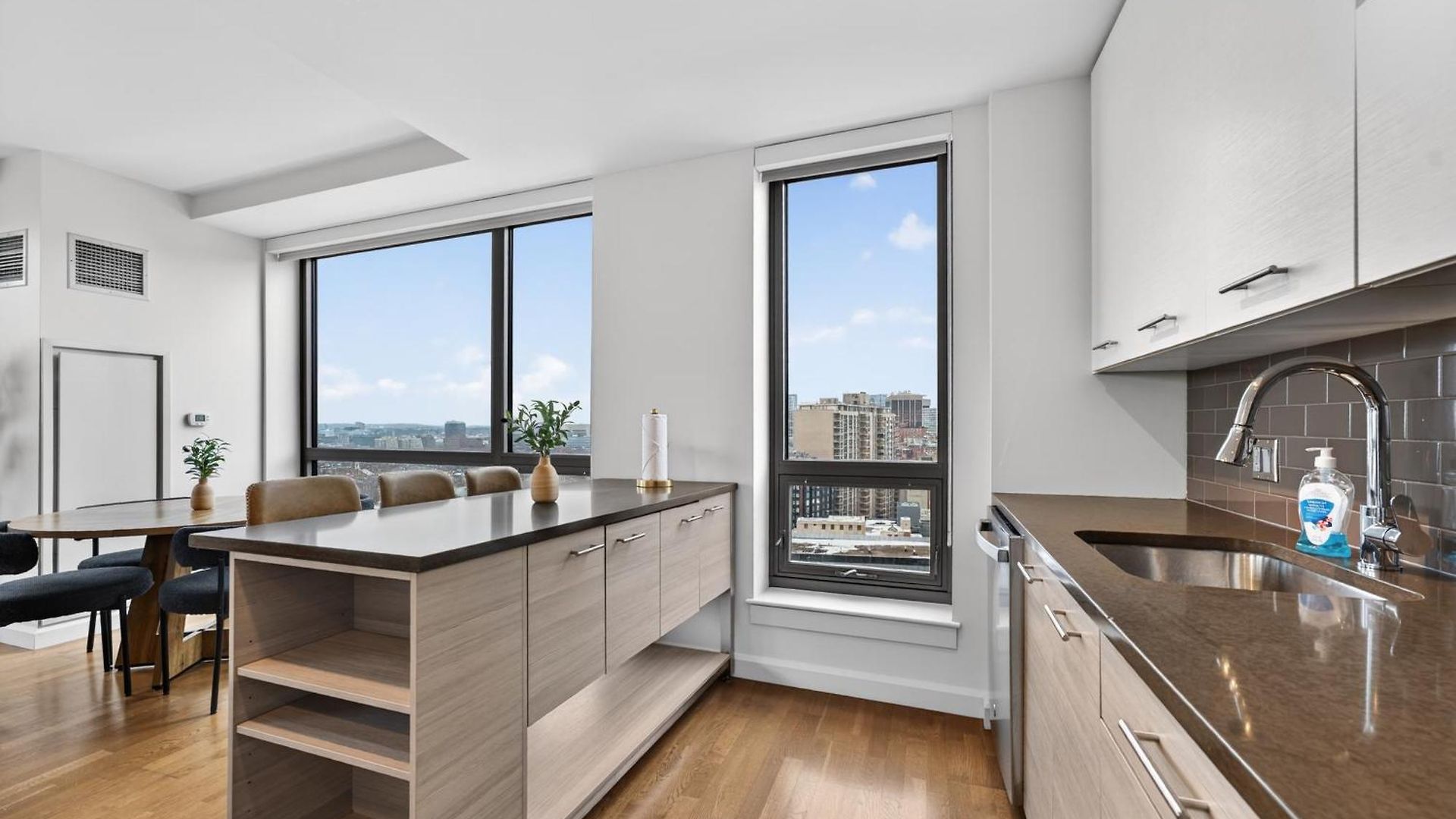 2 Bedroom Lux In Downtown Tower *
