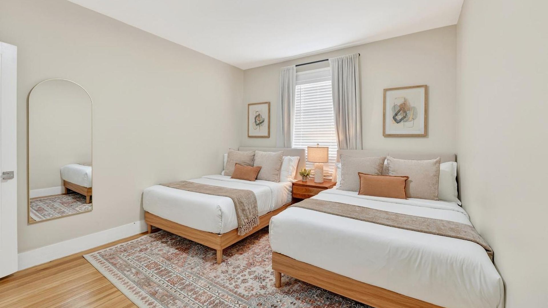 Spacious 5 Bedroom Near Train & Parking Apartment