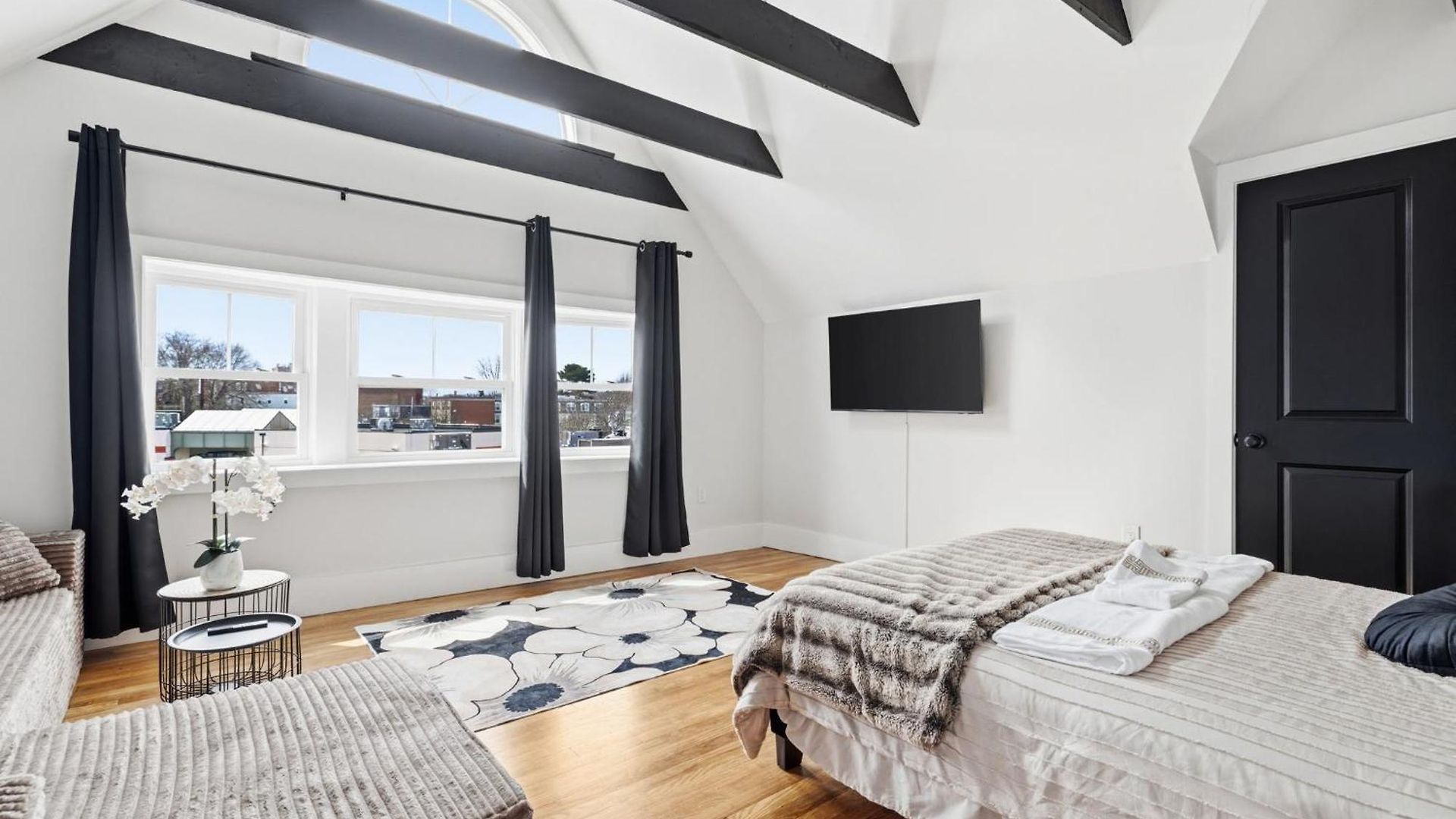 Bright And Spacious 3br Apt, Gated 2 Car Parking