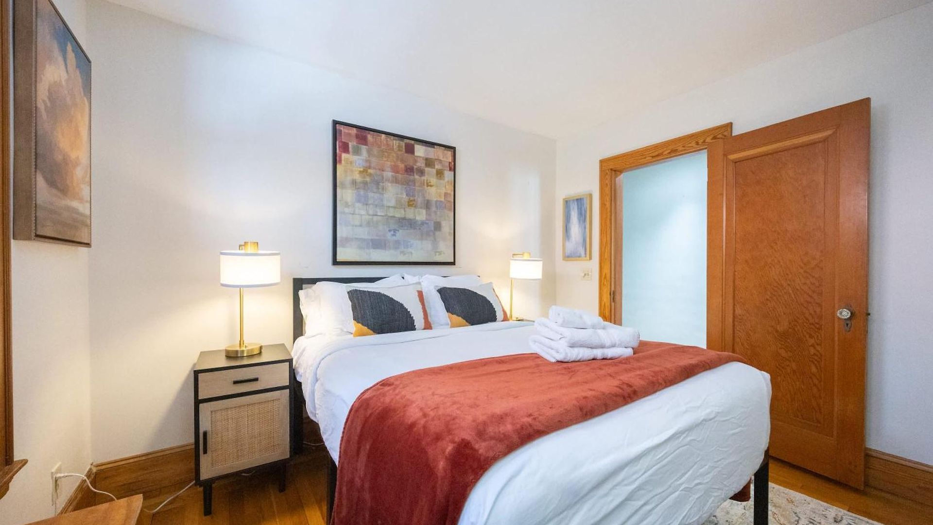 Apartment Walk To T, Jamaica Pond, Dining & Whole Foods Boston
