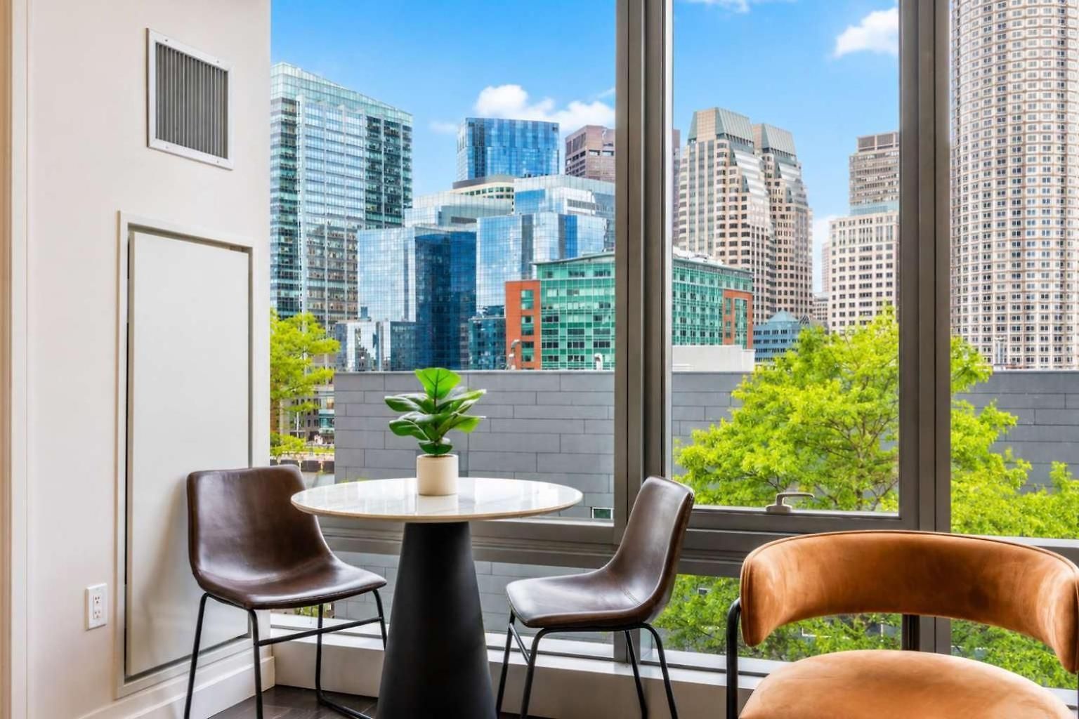 Apartment Lux With Pool Boston