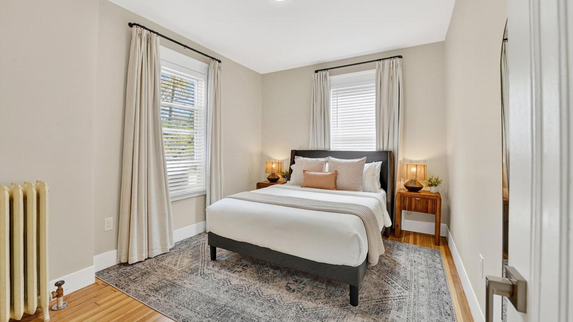 Spacious 5 Bedroom Near Train & Parking Apartment Boston