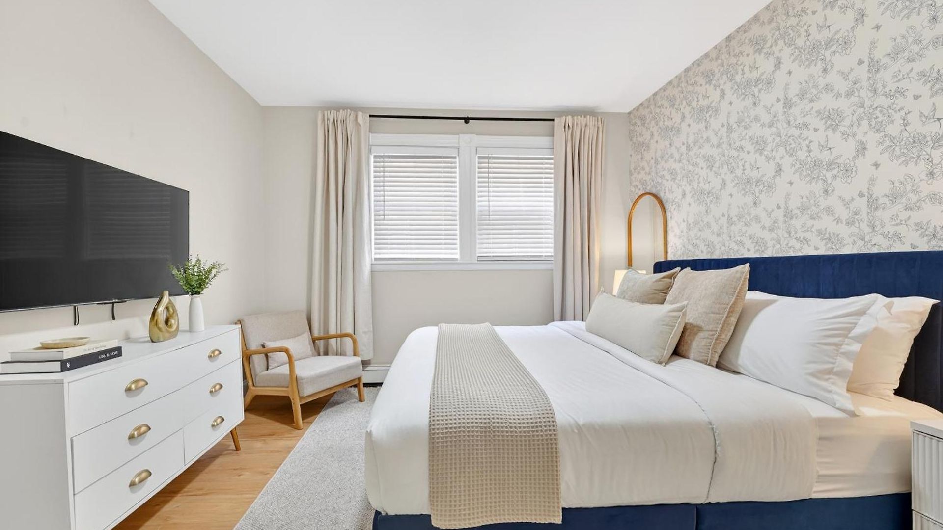 Apartment Spacious 5 Bedroom Near Train & Parking *