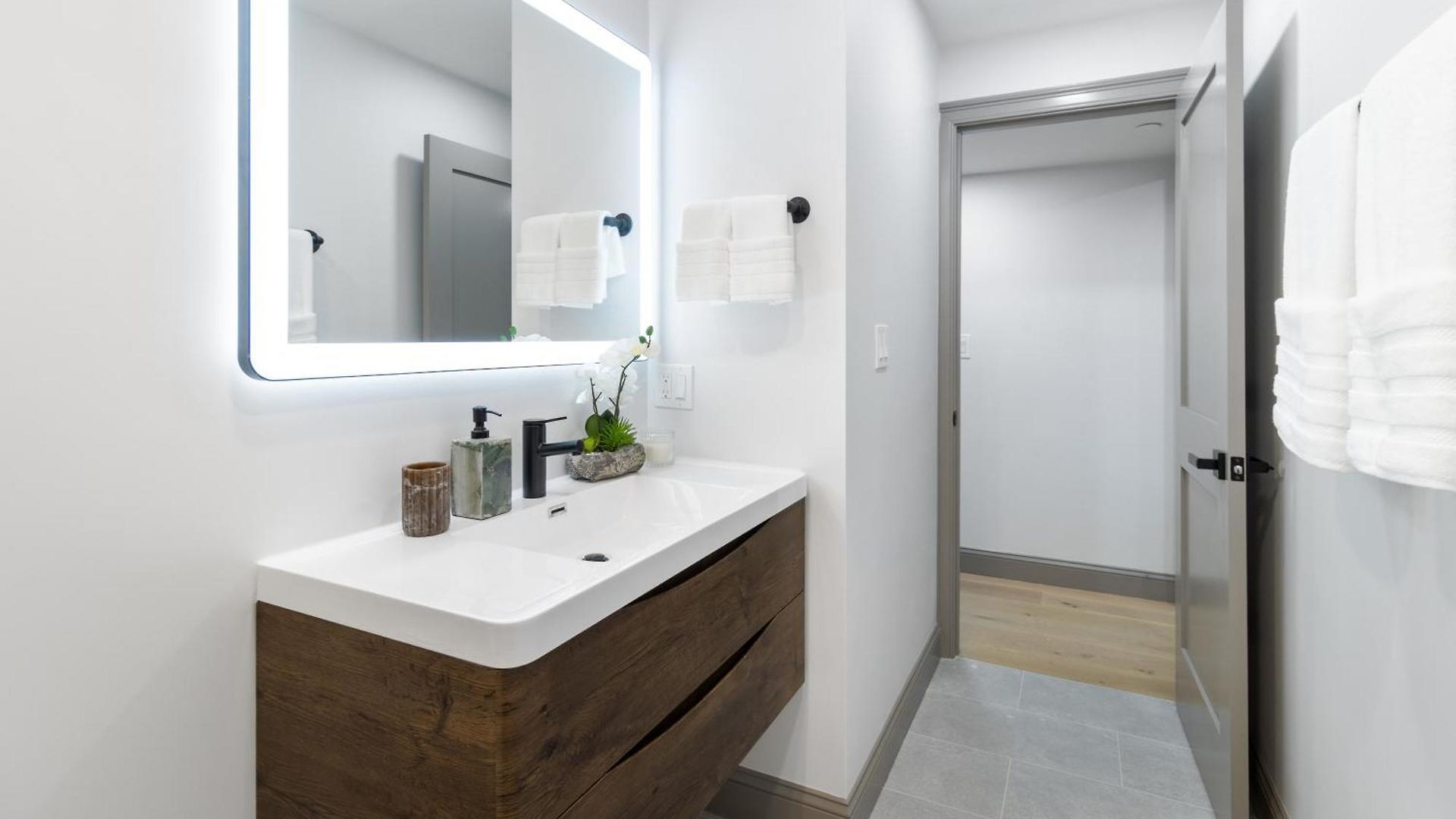 North End 2br Prime Location Apartment *