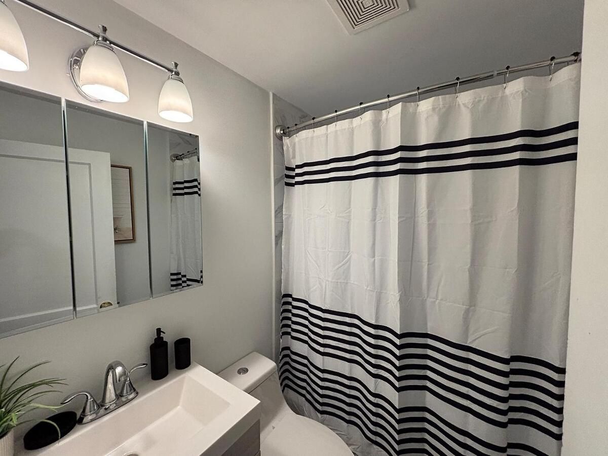 Modern 3 Bedroom With Parking In Apartment *