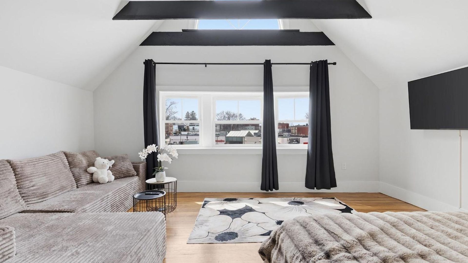 Bright And Spacious 3br Apt, Gated 2 Car Parking Apartment