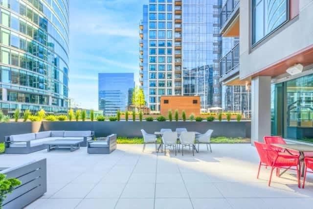 Bright Seaport Walk To Waterfront Dining