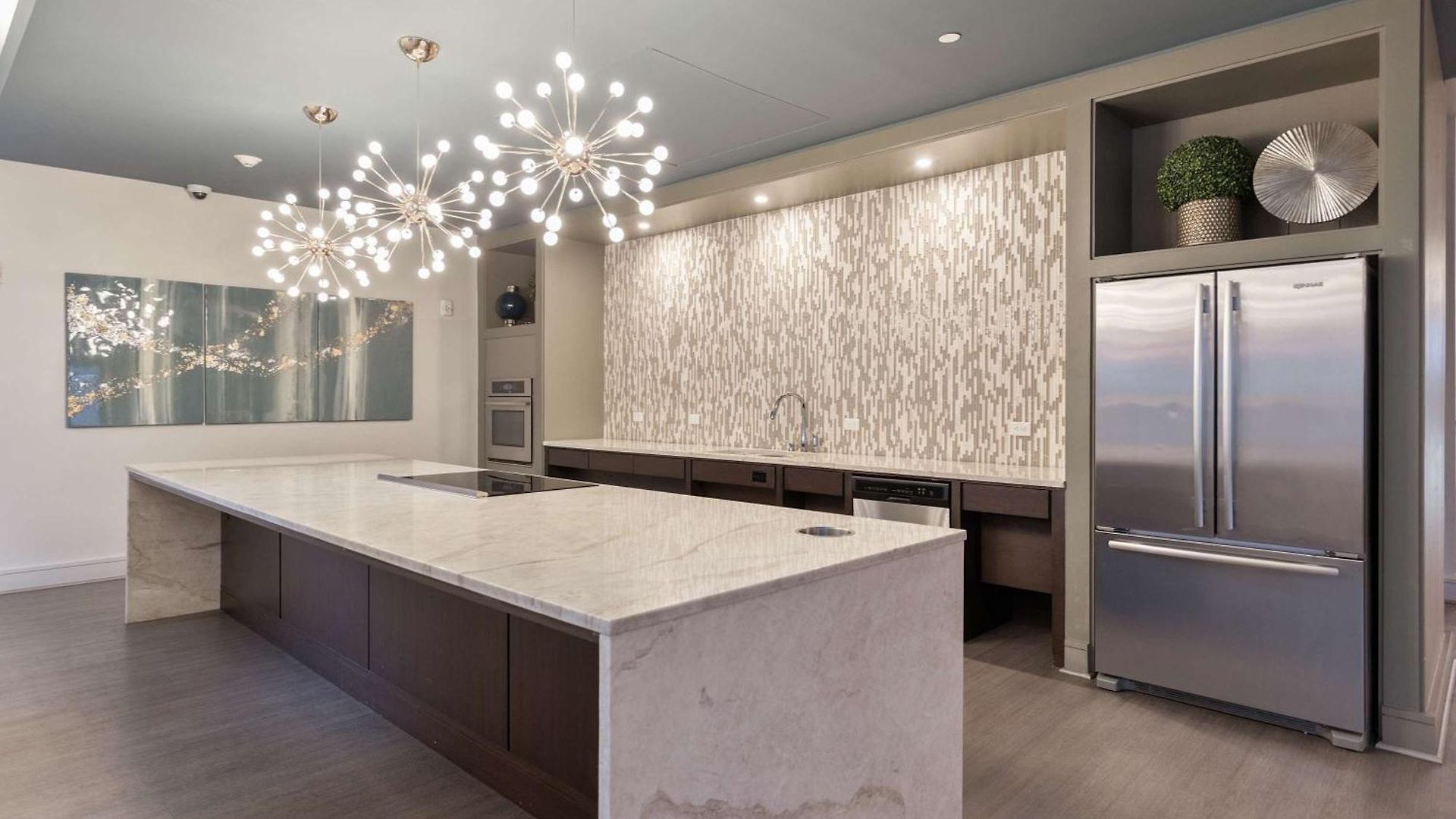 Waterfront Luxury Living & Walk To Dining