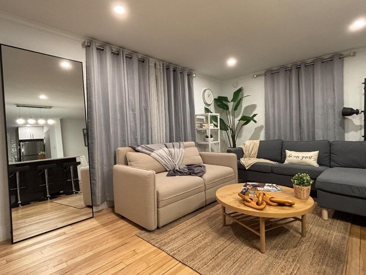 Modern 3 Bedroom With Parking In Apartment