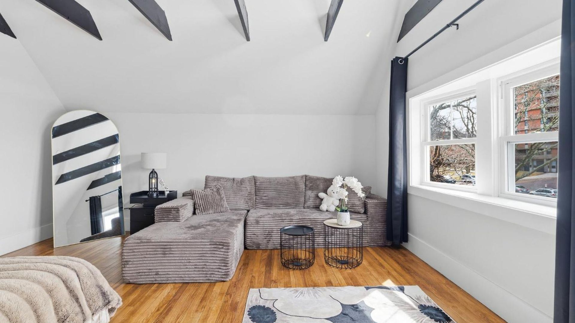 Apartment Bright And Spacious 3br Apt, Gated 2 Car Parking *