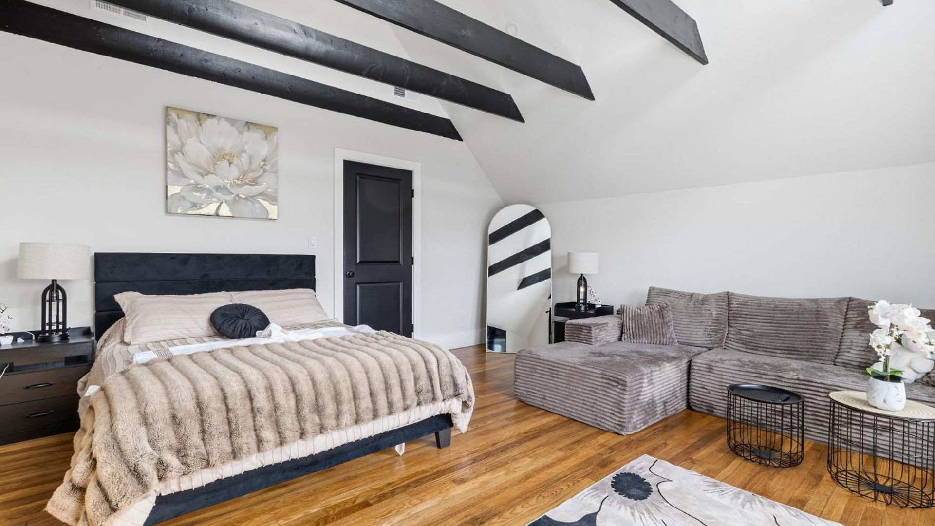 Bright And Spacious 3br Apt, Gated 2 Car Parking Apartment Boston