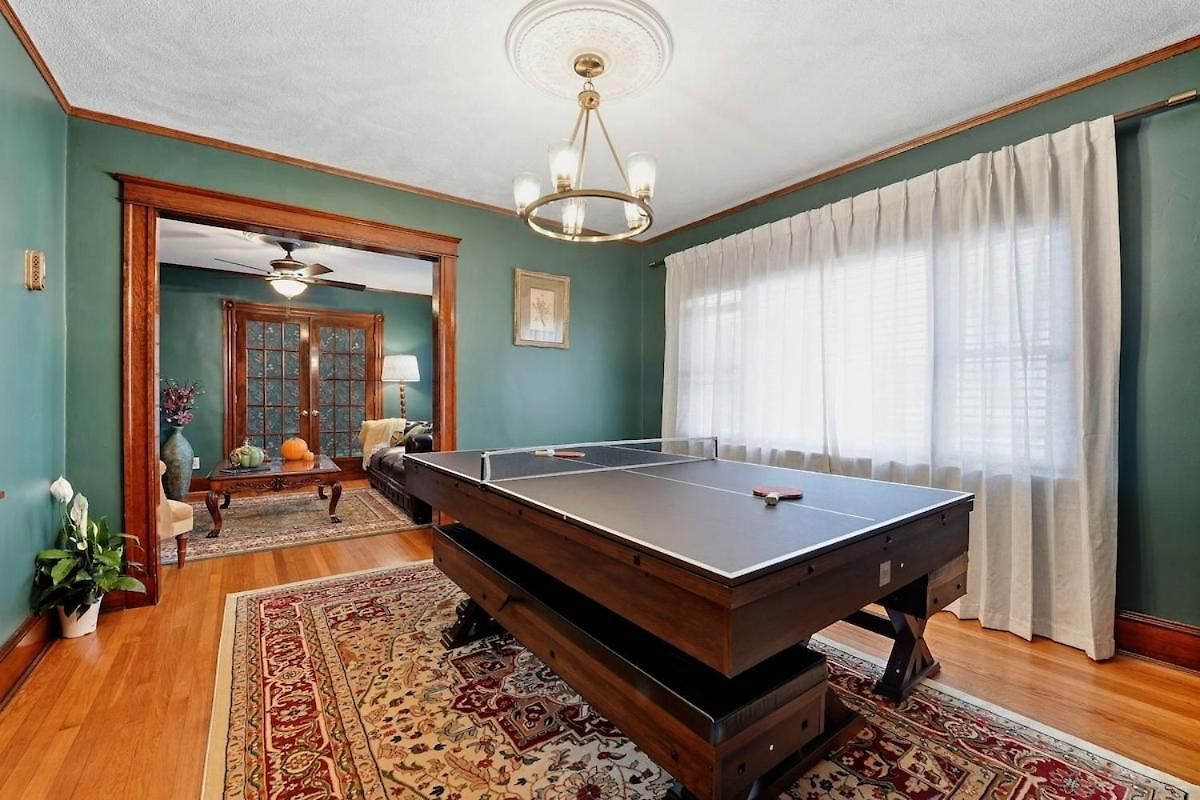 Charming 3br Garage Ev, Pool Table Apartment