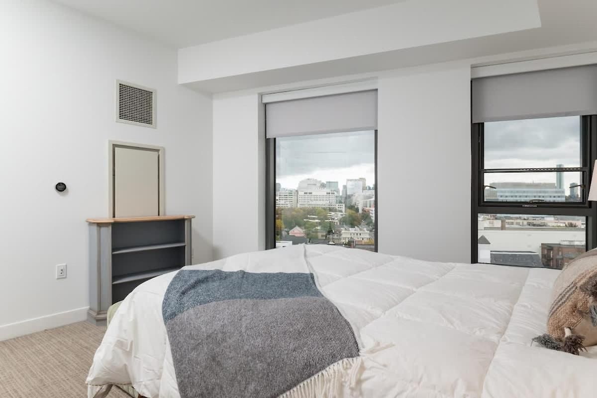 Cozy 2br Near Harvard With Gym Golf & Work Space Boston
