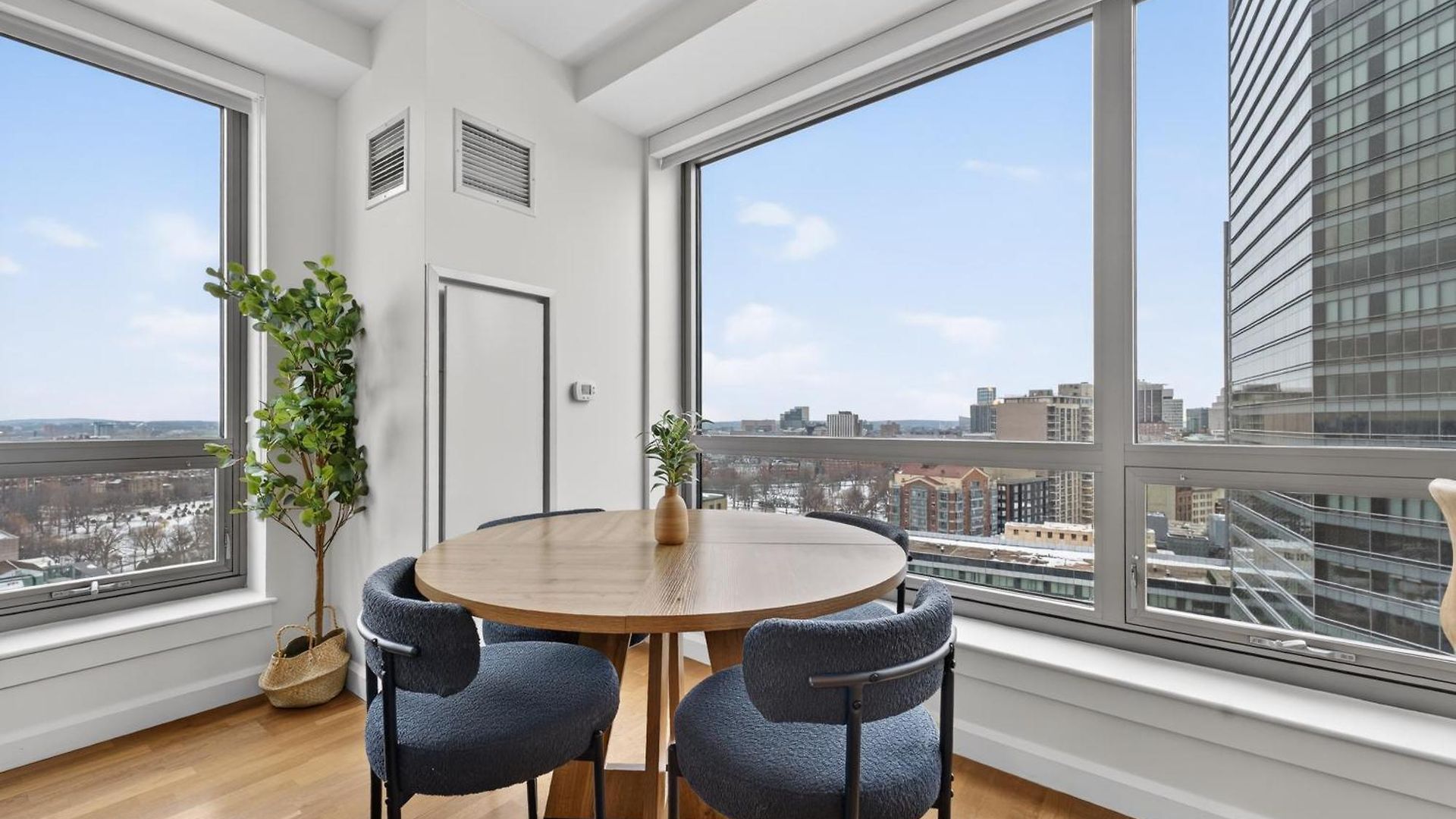 2 Bedroom Lux In Downtown Tower