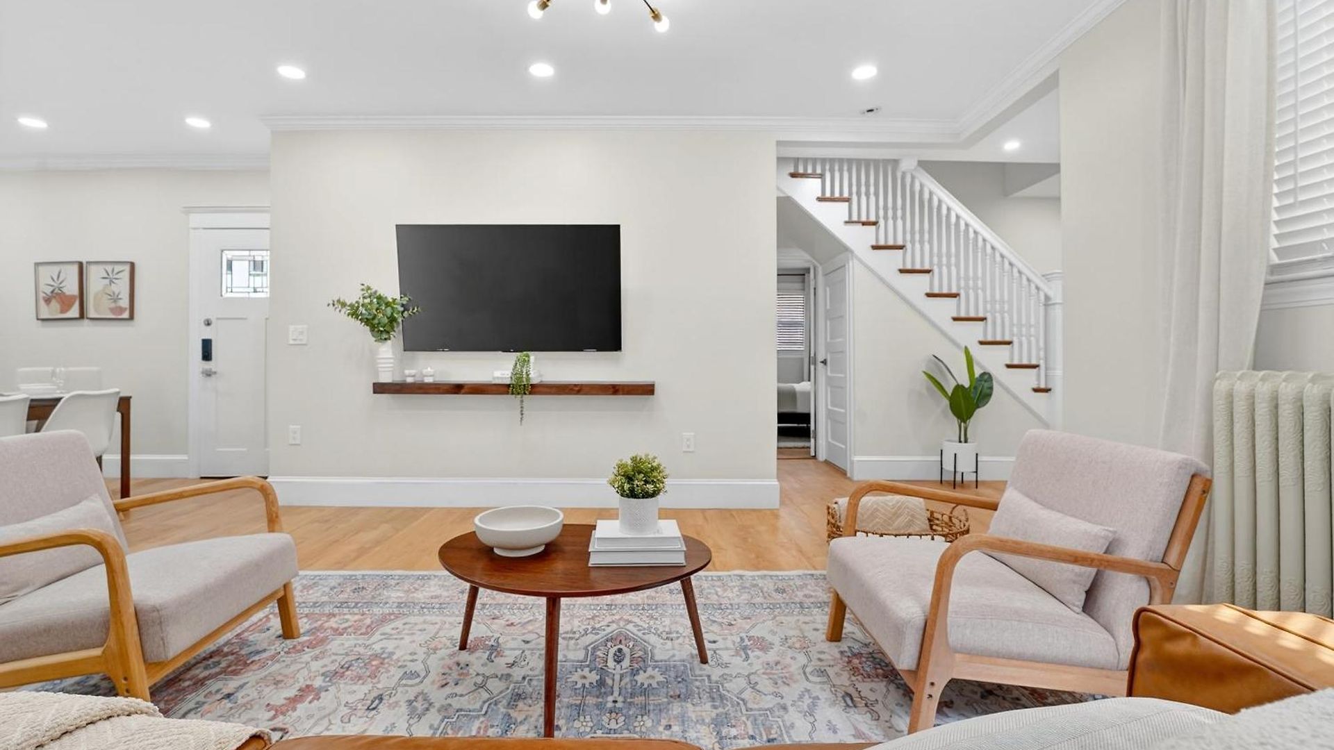 Spacious 5 Bedroom Near Train & Parking Boston