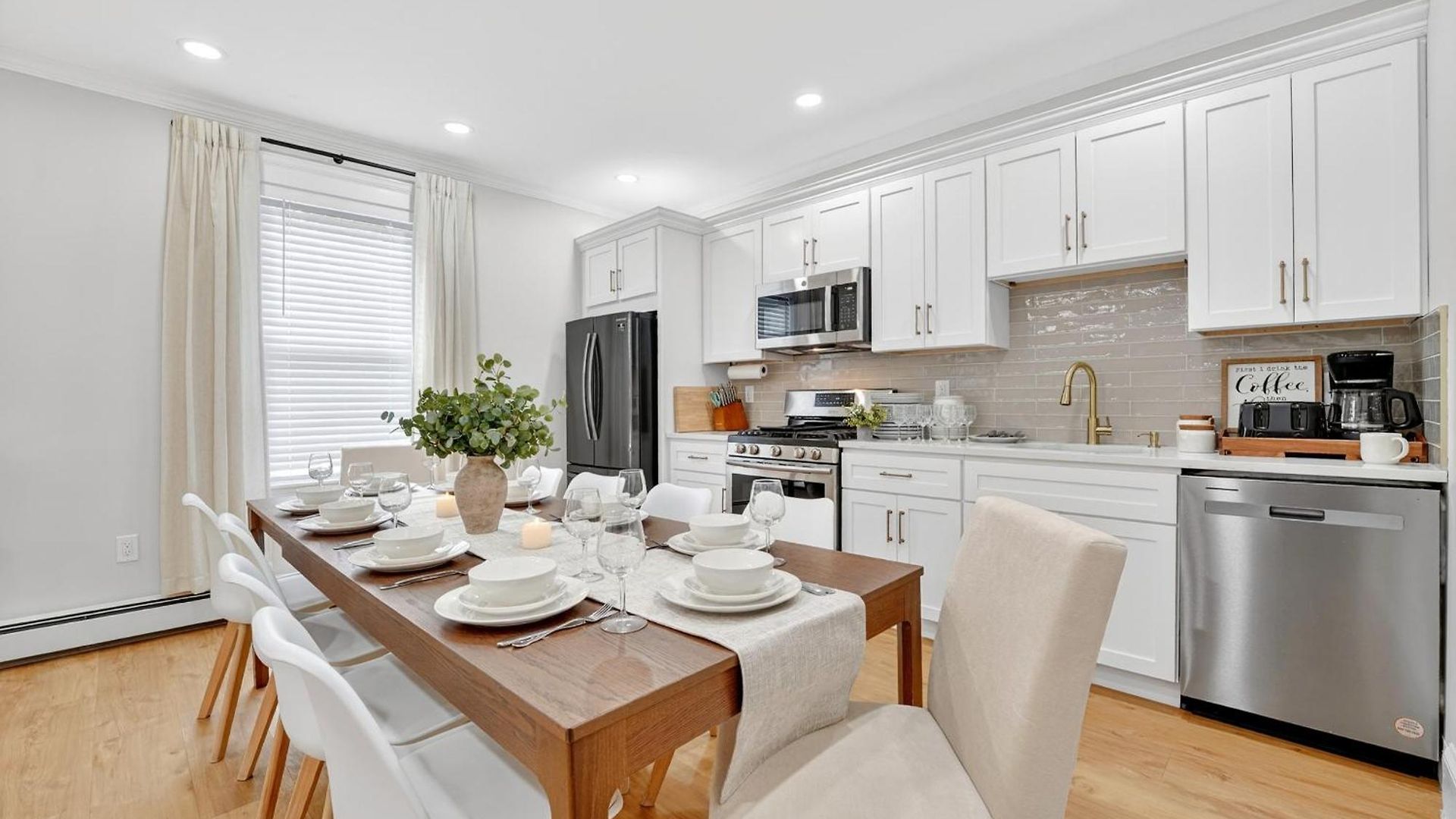 Apartment Spacious 5 Bedroom Near Train & Parking Boston