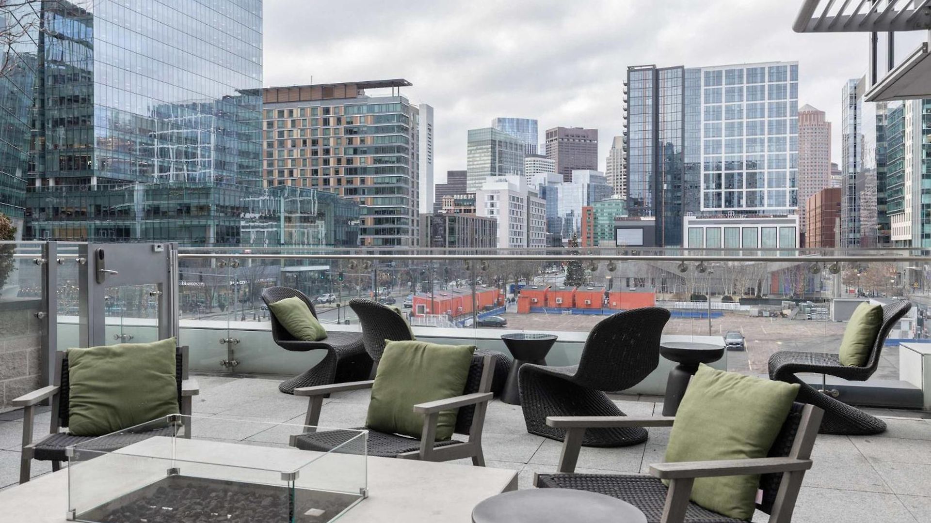 Waterfront Luxury Living & Walk To Dining Apartment