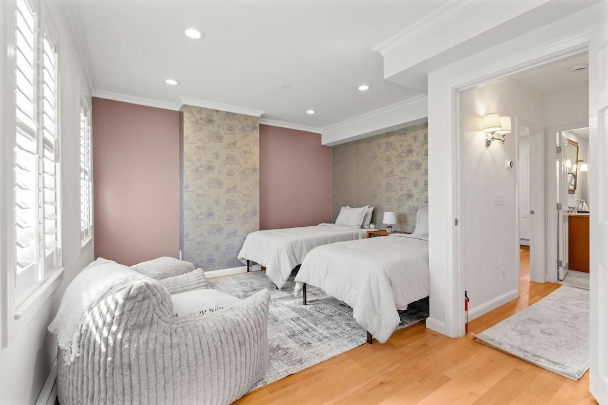 South End Historic Rowhouse - World Cup Apartment