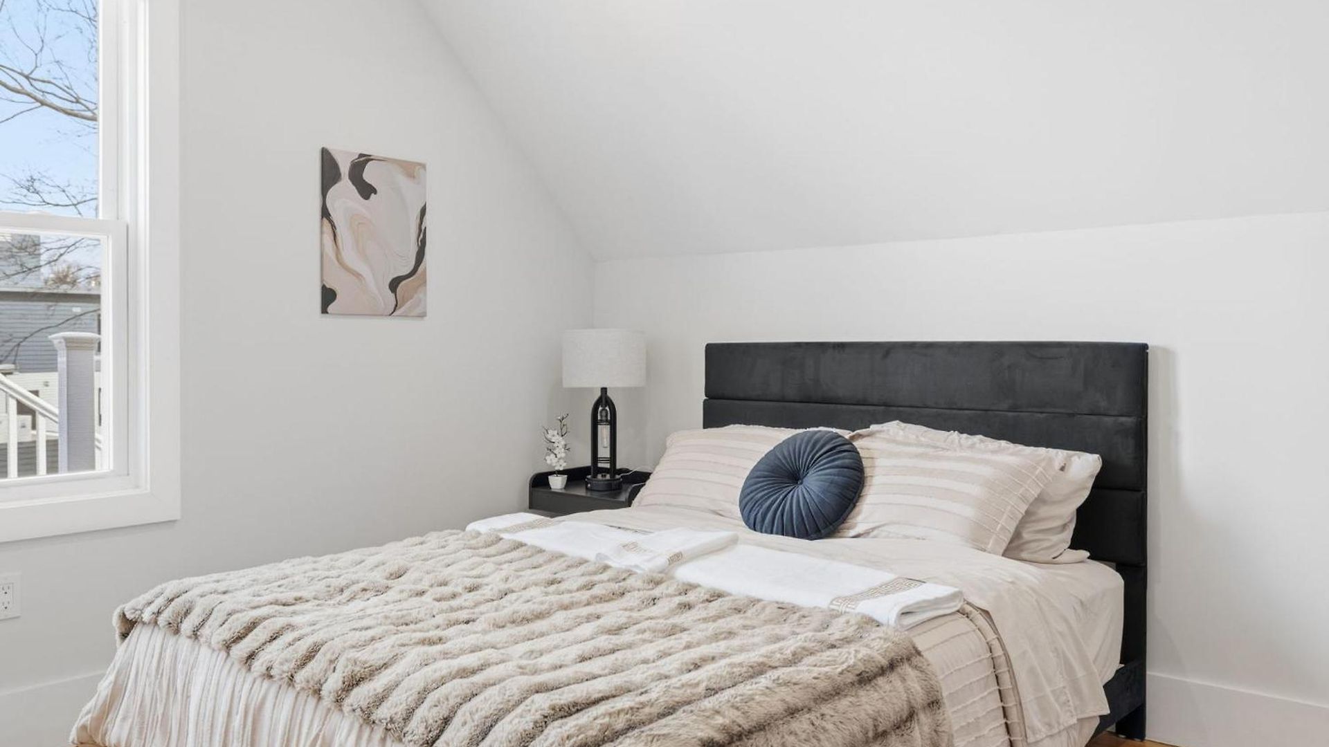 Bright And Spacious 3br Apt, Gated 2 Car Parking Apartment Boston