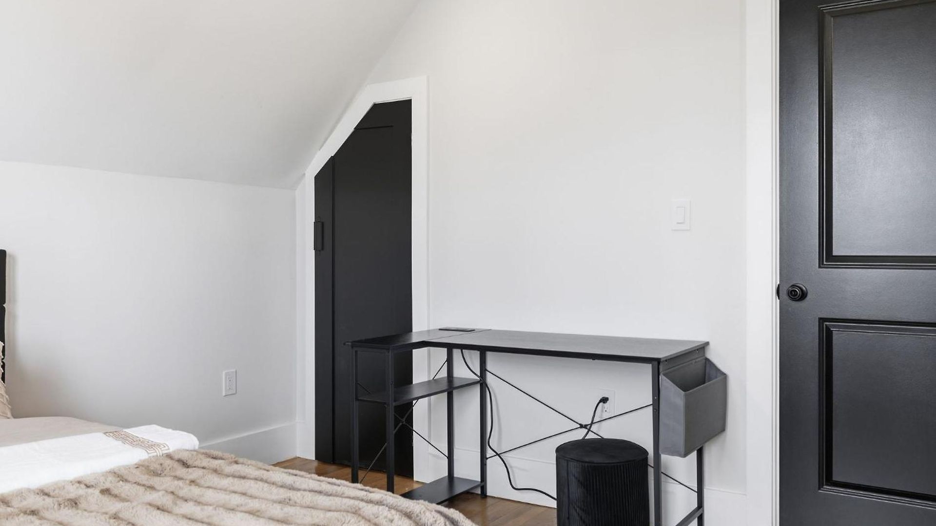 Bright And Spacious 3br Apt, Gated 2 Car Parking Apartment Boston