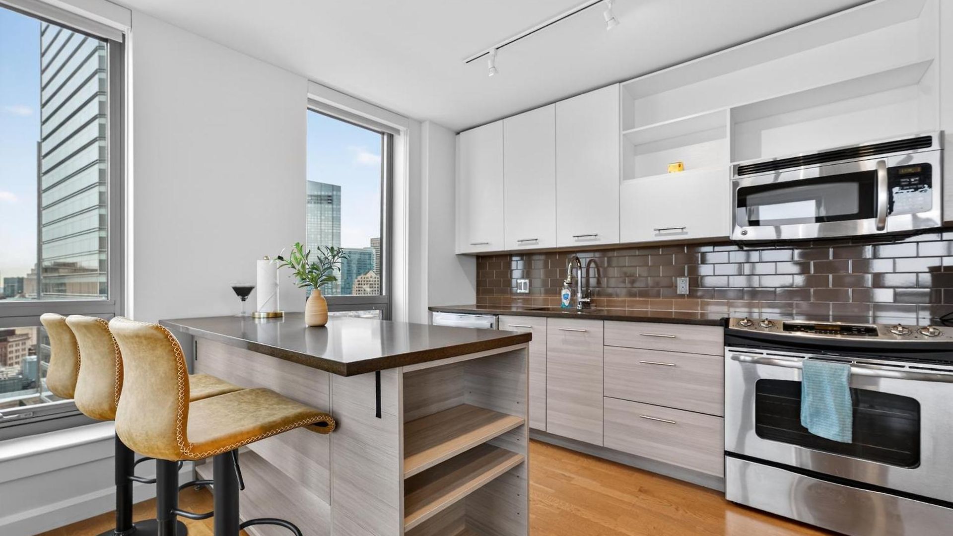 2 Bedroom Lux In Downtown Tower Apartment *