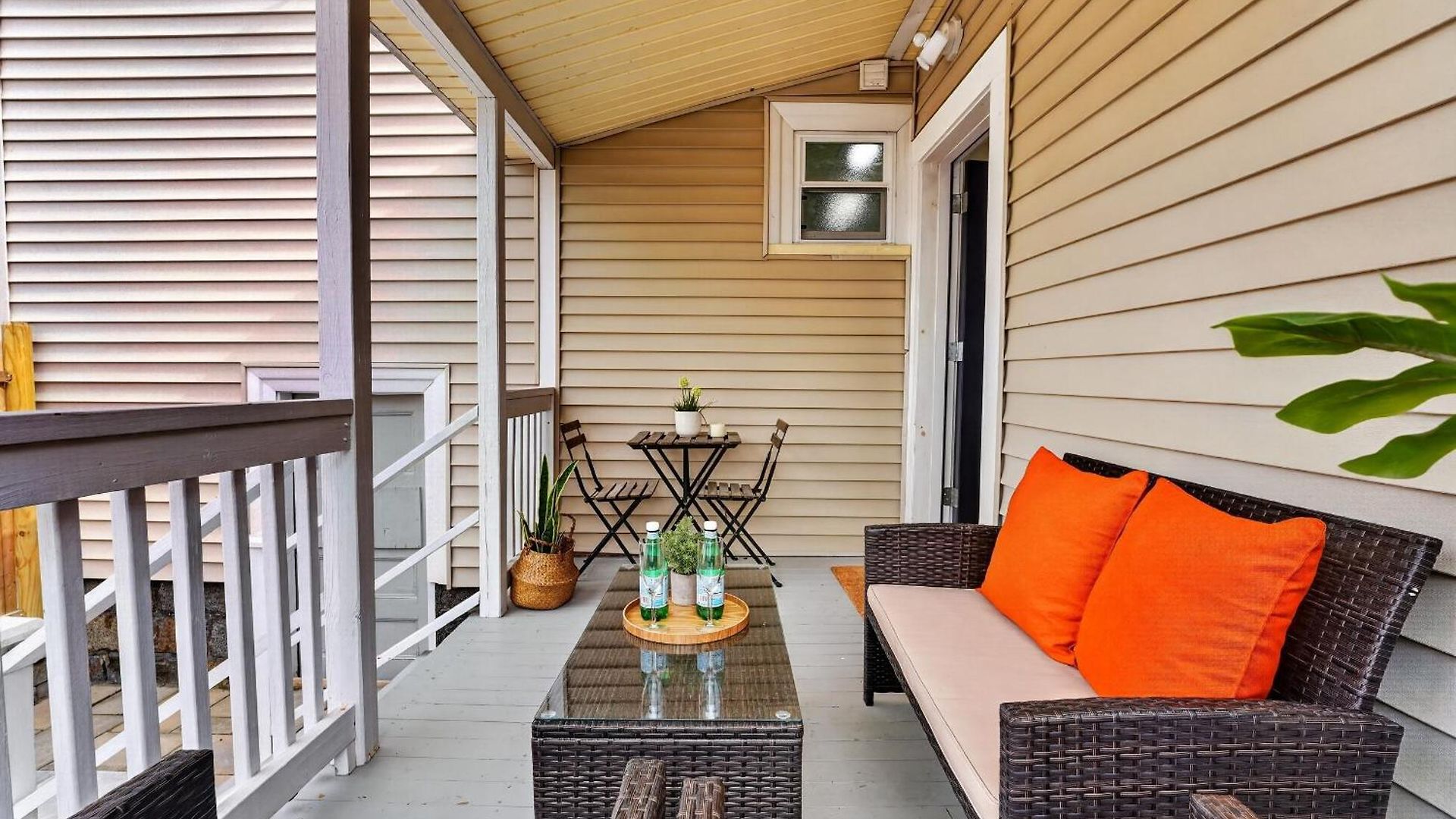 Apartment Spacious 5 Bedroom Near Train & Parking *