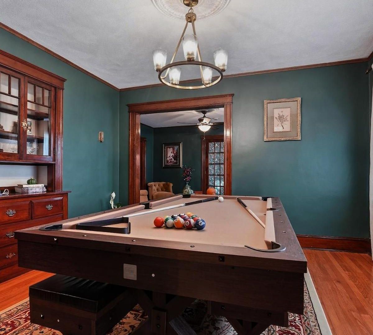 Charming 3br Garage Ev, Pool Table