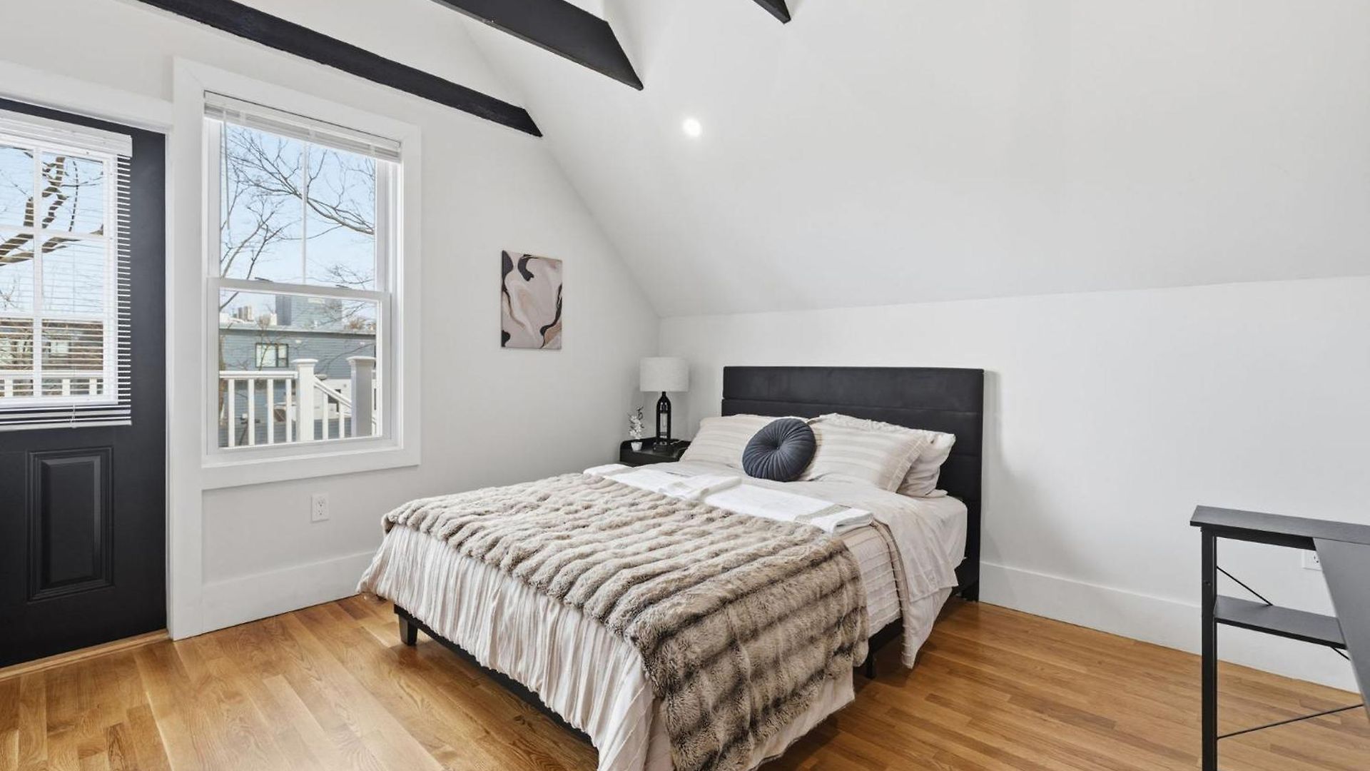 Bright And Spacious 3br Apt, Gated 2 Car Parking Boston
