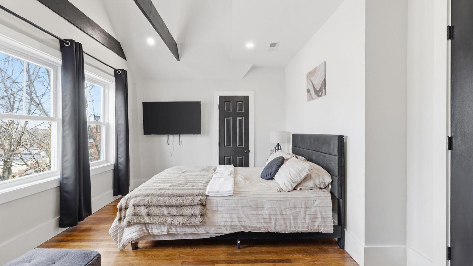 Bright And Spacious 3br Apt, Gated 2 Car Parking *