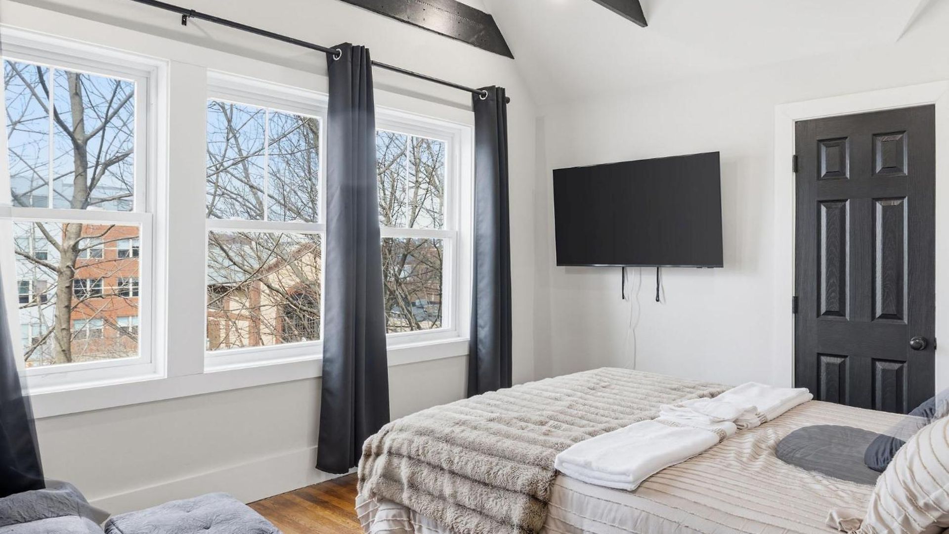 Apartment Bright And Spacious 3br Apt, Gated 2 Car Parking