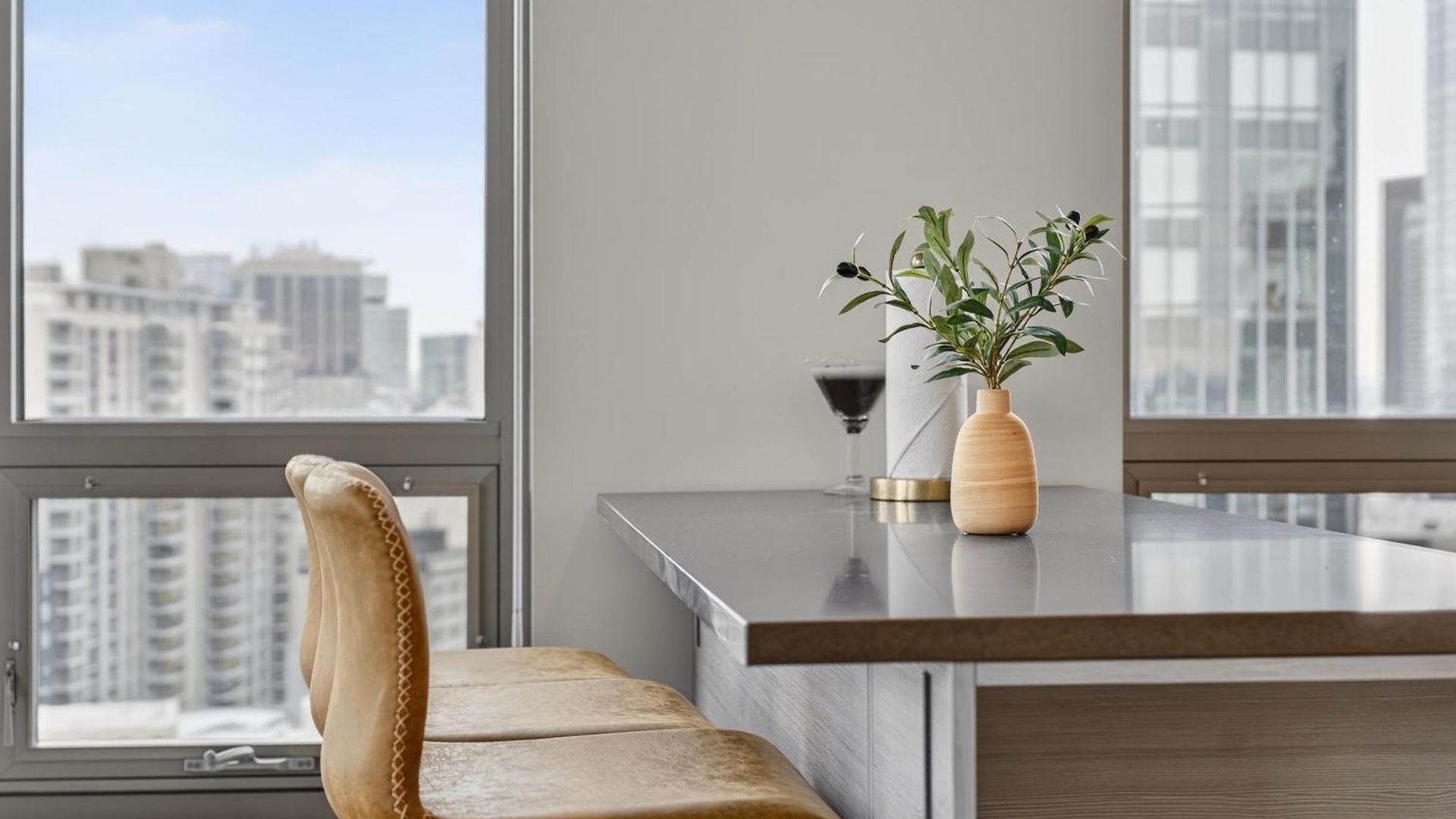 2 Bedroom Lux In Downtown Tower *