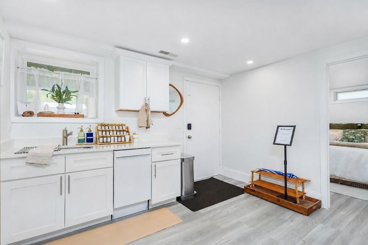Private Own Entry Parking 7 Min To Train * Boston