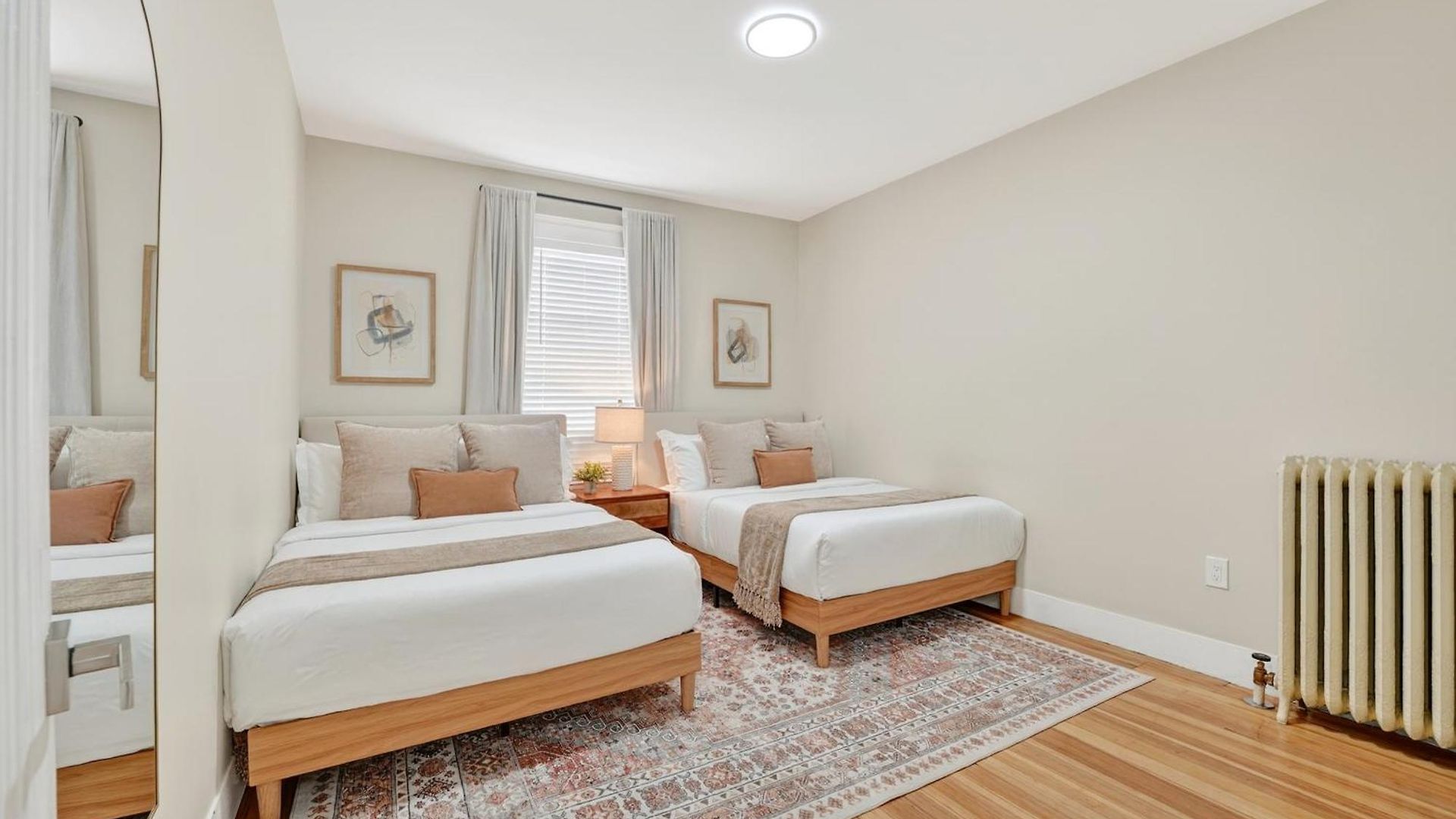 Spacious 5 Bedroom Near Train & Parking Apartment Boston