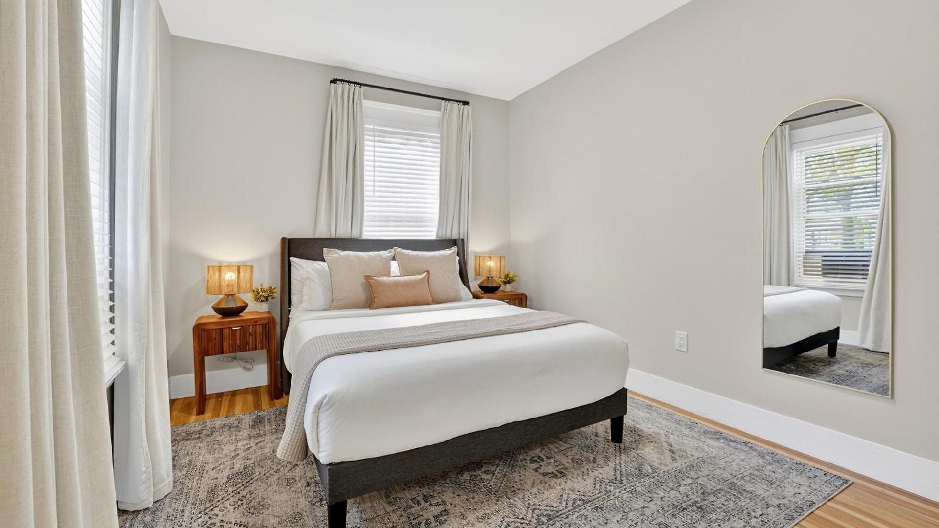 Spacious 5 Bedroom Near Train & Parking * Boston